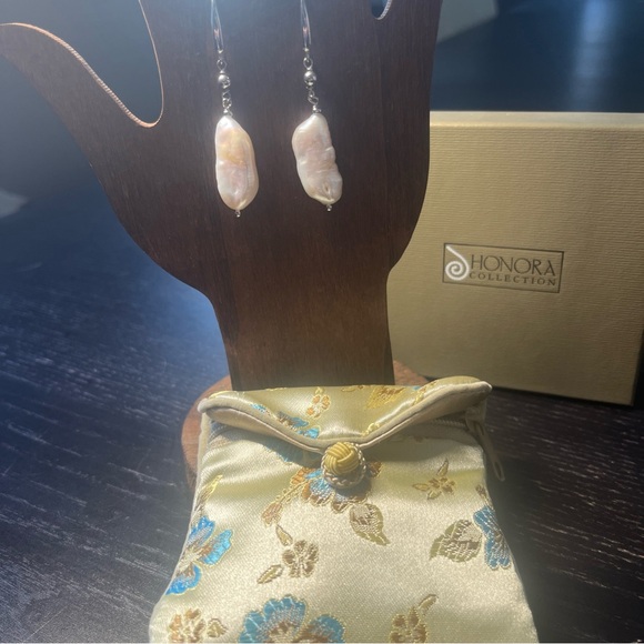 Elegant Pearl Drop Earrings - Picture 4 of 4